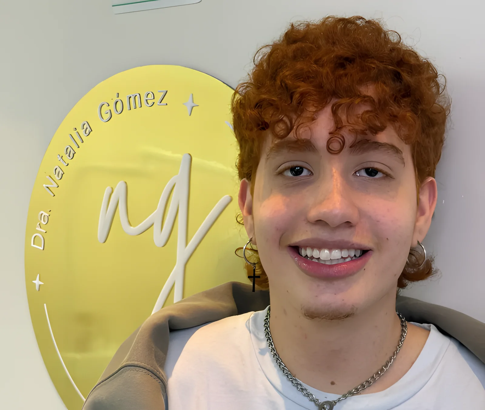 Paciente joven sonriendo en el consultorio