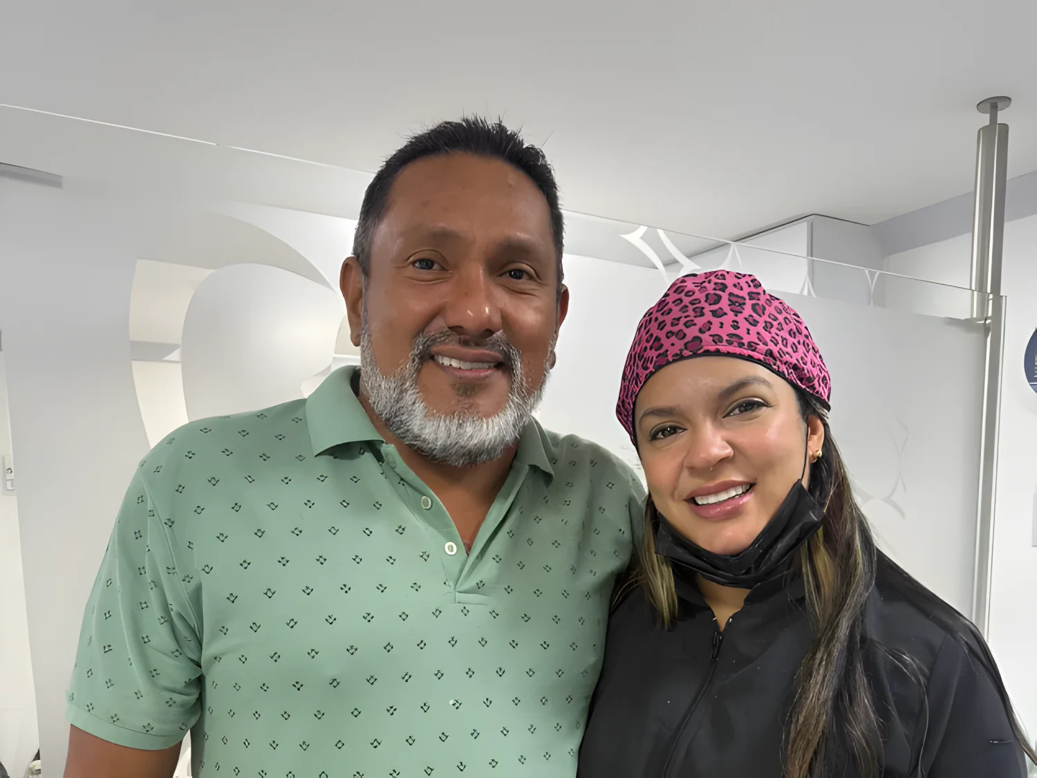 Carlos, paciente de Ciudad de Panamá, junto a la Dra. Natalia Gómez